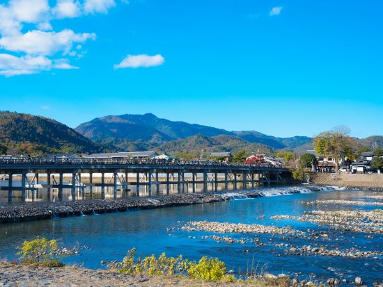 京都・嵐山 貸切屋形船 水面から季節を楽しむ優雅な舟遊び＜飲食物持込OK／1時間貸切＞by 嵐山通船