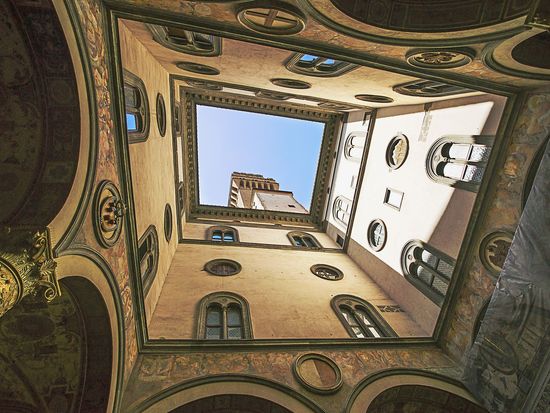Italy_Florence_Uffizi Gallery_Inner yard_shutterstock_270118139
