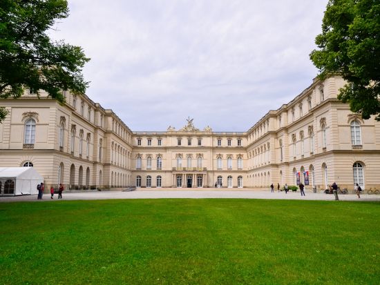列車と船で行く！湖に浮かぶ古城ヘレンキームゼー城　日帰りツアー ＜5～9月／ミュンヘン発＞