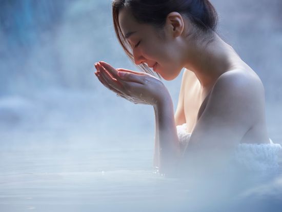 Japan_Generic_Woman_Onsen_pixta_39832951_M