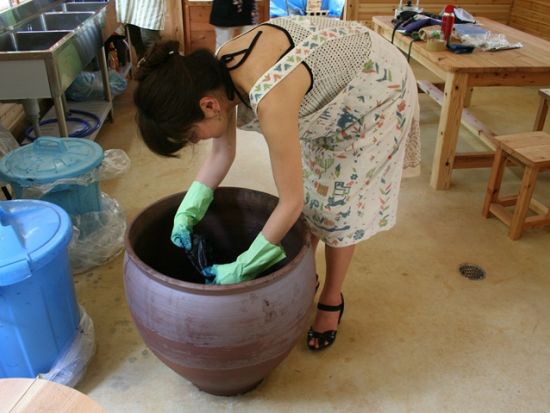 藍染体験　宮古島体験工芸村で手ぬぐいやストール、Tシャツにしぼり染めをしよう！＜宮古島＞