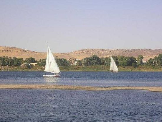 ナイル川セーリング　伝統的な帆掛け舟 ファルーカ乗船体験＜英語／送迎付／アスワン発＞