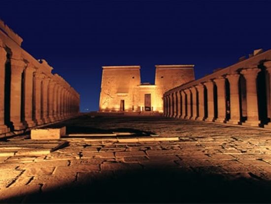 イシス神殿（フェイラ島）音と光の感動ライトアップショー *ディナー付きプランあり＜送迎付／英語／アスワン発＞