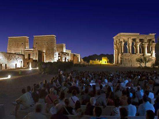 イシス神殿（フェイラ島）音と光の感動ライトアップショー *ディナー付きプランあり＜送迎付／英語／アスワン発＞