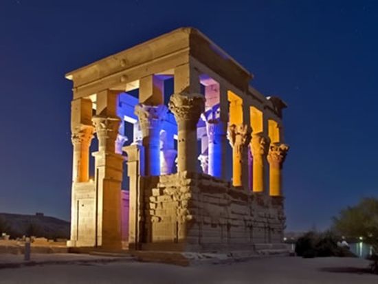 イシス神殿（フェイラ島）音と光の感動ライトアップショー *ディナー付きプランあり＜送迎付／英語／アスワン発＞