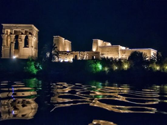 イシス神殿（フェイラ島）音と光の感動ライトアップショー *ディナー付きプランあり＜送迎付／英語／アスワン発＞