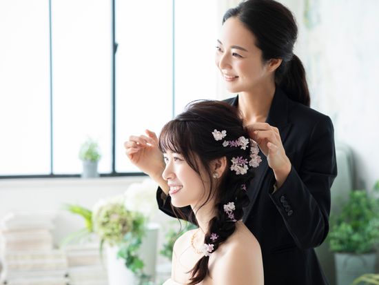 Generic_Woman_hairstyling_Makeup_Wedding_pixta_61367001_M
