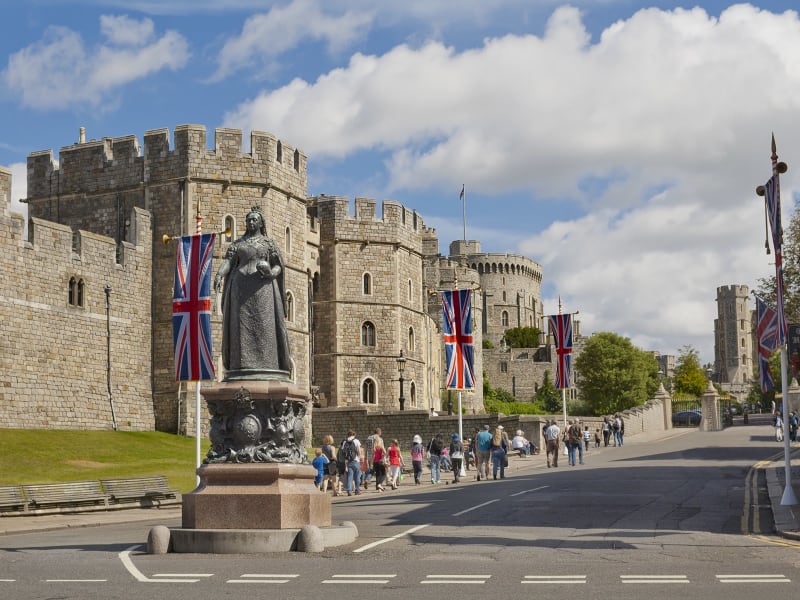 UK_Windsor_Castle_Queen_Victoria_Statue_shutterstock_315808076