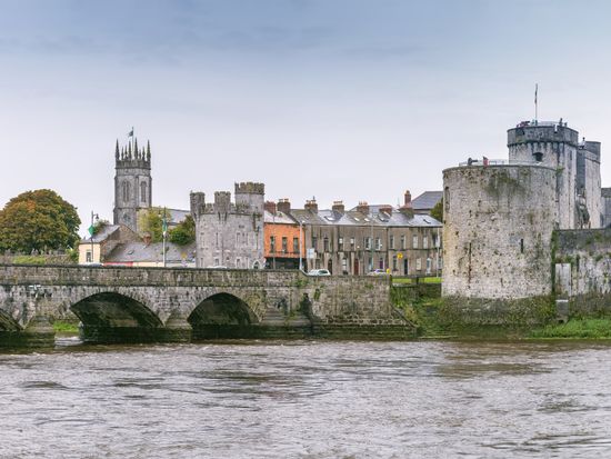 Ireland_Limerick_King John's Castle_pixta_83413948_M