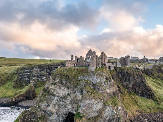 世界遺産ジャイアンツ・コーズウェイ 1泊2日観光ツアー　乗り降り自由バス＆タイタニック博物館チケット付き ＜ベルファスト宿泊／列車利用／英語ガイド／ダブリン発＞