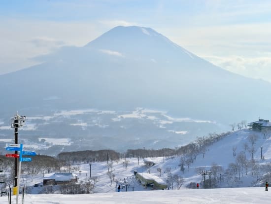 【日帰りリフト券パック】札幌市内発着スキーバス往復チケット+ニセコグランヒラフスキー場リフト6時間券付きプラン＜2024年12月2日～2025年3月31日＞