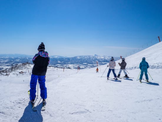 【日帰りリフト券パック】札幌市内発着スキーバス往復チケット+ニセコ全山共通リフト1日券付きプラン＜2024年12月2日～2025年3月31日＞