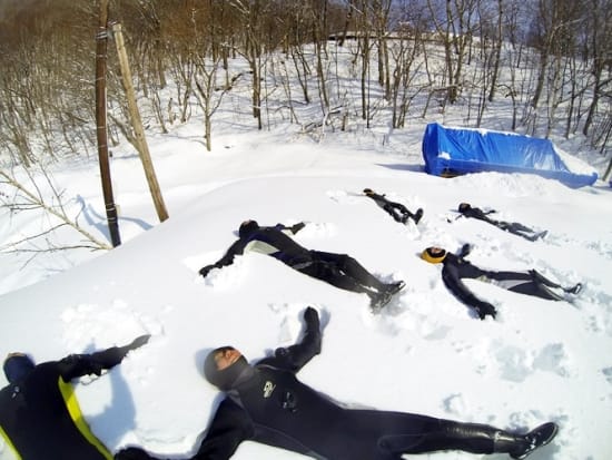 支笏湖アイスウォーク 氷結した湖面で氷と遊ぼう！ドライスーツ着用で寒さも心配無用＜午前・午後／1～3月／支笏湖温泉＞by オーシャンデイズ