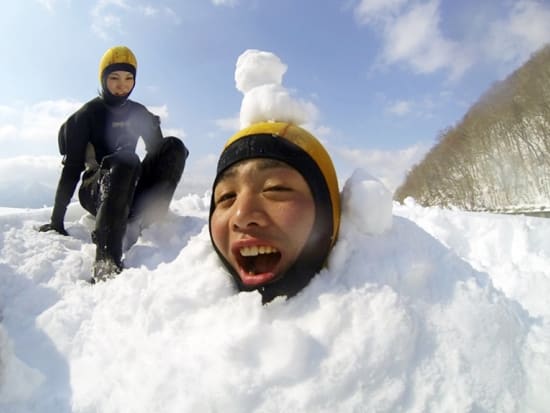 支笏湖アイスウォーク 氷結した湖面で氷と遊ぼう！ドライスーツ着用で寒さも心配無用＜午前・午後／1～3月／支笏湖温泉＞by オーシャンデイズ