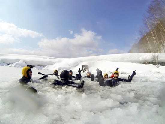 支笏湖アイスウォーク 氷結した湖面で氷と遊ぼう！ドライスーツ着用で寒さも心配無用＜午前・午後／1～3月／支笏湖温泉＞by オーシャンデイズ