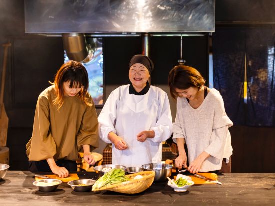 ryugon 土間クッキング 雪国を知り尽くす地元のおばあちゃんと郷土料理作り体験 炊き立て羽釜ごはんと山菜料理のランチ 癒しのラウンジ・温泉利用付＜南魚沼＞