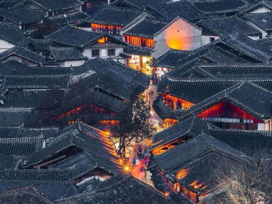 【雲南旅情3日間】昆明石林＋麗江古城＋玉龍雪山＋白沙壁画と東巴文字＜高速鉄道／食事付／専用車と専属日本語ガイド付／昆明麗江宿泊付＞