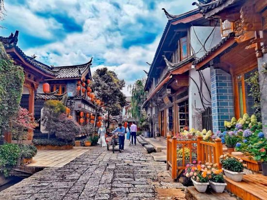 【上海発雲南への旅・3泊4日間】～麗江古城＋シャングリラ～上海からの往復航空券付・宿泊付・昼食付・専属日本語ガイドと専用車付・雲南観光名所網羅