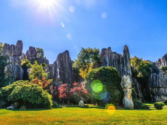 【雲南旅情3日間】昆明石林＋麗江古城＋玉龍雪山＋白沙壁画と東巴文字＜高速鉄道／食事付／専用車と専属日本語ガイド付／昆明麗江宿泊付＞