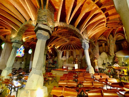 世界遺産コロニア・グエル　半日観光ツアー ＜ランチ付き／日本語／バルセロナ発＞