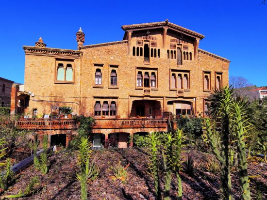 世界遺産コロニア・グエル　半日観光ツアー ＜ランチ付き／日本語／バルセロナ発＞