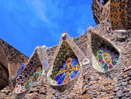 世界遺産コロニア・グエル　半日観光ツアー ＜ランチ付き／日本語／バルセロナ発＞