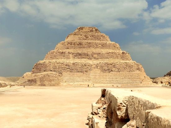 【貸切】主要ピラミッドを制覇！3大ピラミッド&スフィンクス＋メンフィス・サッカラ・ダハシュール 終日観光　＜終日／日本語or英語／送迎付／チップ込／カイロ発＞