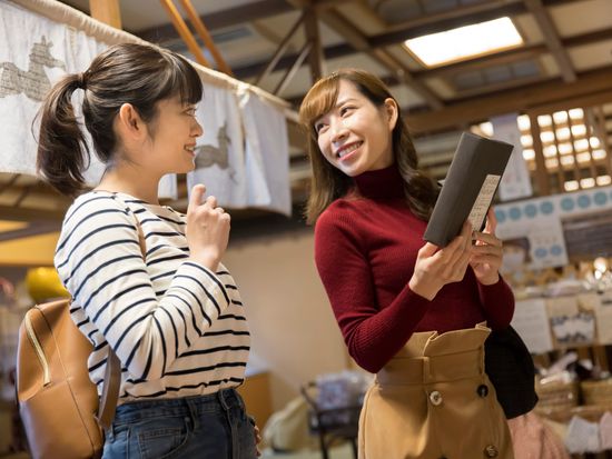 Generic_Shopping_pixta_71618691_M (1)