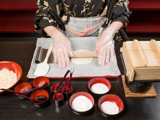 生八つ橋づくり体験 京都名物を生地から作成！お点前体験付きプランもあり＜2名～／60～120分／右京区＞by 八つ橋庵とししゅうやかた