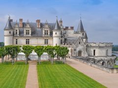 France_Loire-Valley_Amboise-Castle_shutterstock_206821012