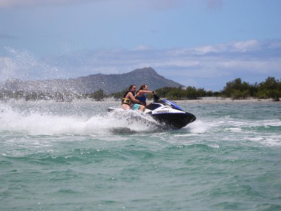 ジェットスキー・アドベンチャー　一人乗りまたは二人乗りでスリリングなアクティビティを楽しもう