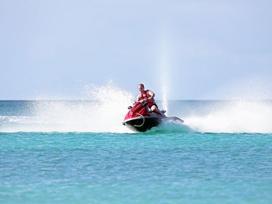 ジェットスキー・アドベンチャー　一人乗りまたは二人乗りでスリリングなアクティビティを楽しもう