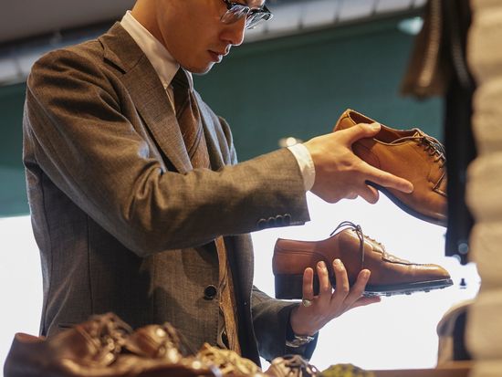 Generic_Shopping_Man_Shoes_pixta_36915525_M