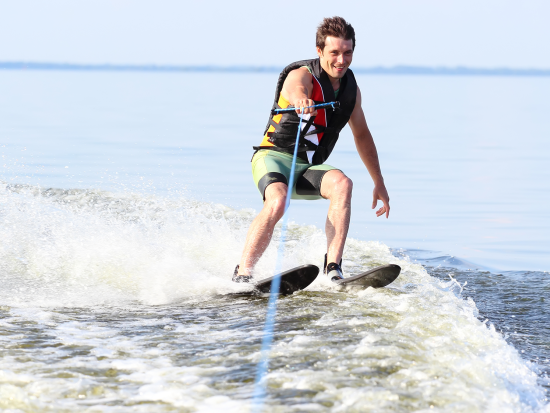 水上スキー体験　アドレナリン全開！水面を滑る爽快アクティビティ　12歳～参加OK＜マウナルア湾＞