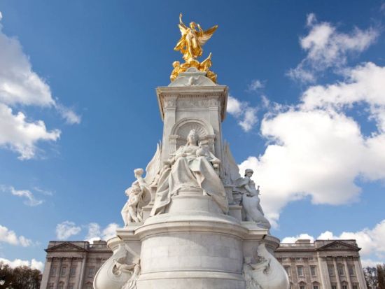 【夏限定】バッキンガム宮殿内部見学入場チケット事前予約　ロイヤル・ミューズ（王室厩舎）付きプランあり！ ＜7～9月／日本語オーディオガイド＞