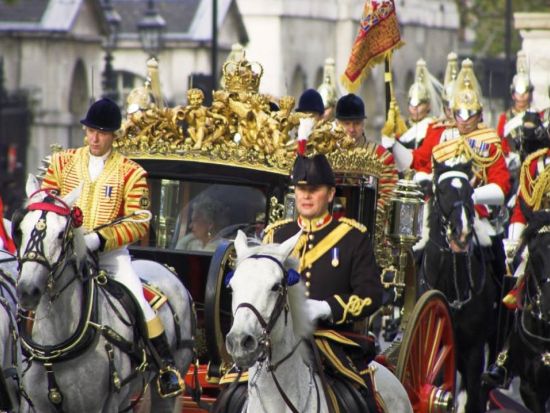 【夏限定】バッキンガム宮殿内部見学入場チケット事前予約　ロイヤル・ミューズ（王室厩舎）付きプランあり！ ＜7～9月／日本語オーディオガイド＞
