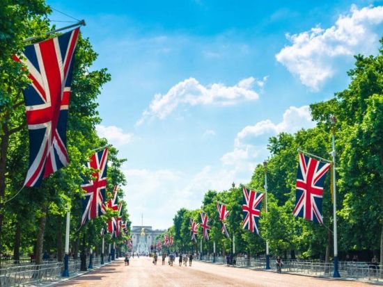 【夏限定】バッキンガム宮殿内部見学入場チケット事前予約　ロイヤル・ミューズ（王室厩舎）付きプランあり！ ＜7～9月／日本語オーディオガイド＞