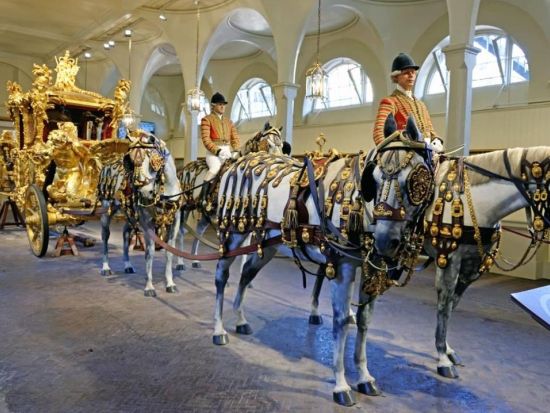 ロイヤル・ミューズ（王室厩舎）入場チケット事前予約＜3～11月／ロンドン発＞