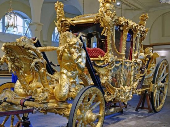 ロイヤル・ミューズ（王室厩舎）入場チケット事前予約＜3～11月／ロンドン発＞