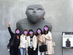 statue_bestcaltours_bts_with_army