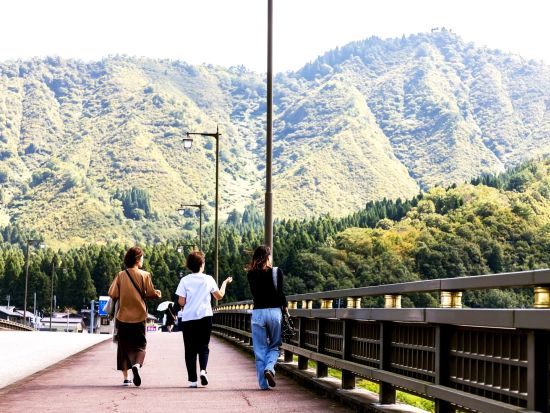 六日町を知り尽くした地元ガイドがご案内！雪国を五感で楽しむまちぶら散歩 日本酒試飲・漬物試食・お土産付き＜毎週月・金曜催行／六日町駅発着可／南魚沼＞ 