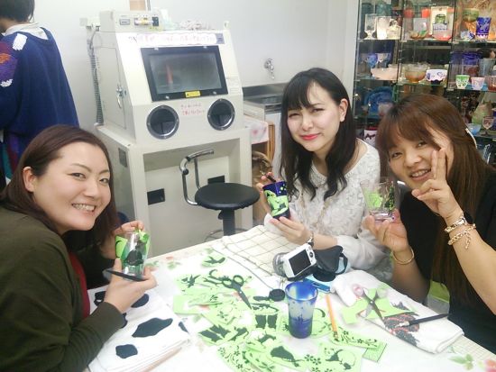 【浅草橋1分】魔法のガラスアートで自分だけのオリジナルグラス、お皿をつくろう！デートや女子会、会社イベントに。