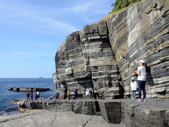 萩ジオパーク 須佐ホルンフェルス ジオガイドツアー！マグマの熱の影響を受けて誕生した断層を観察しよう＜午前・午後／1時間／萩市＞by 萩ジオパーク推進協議会