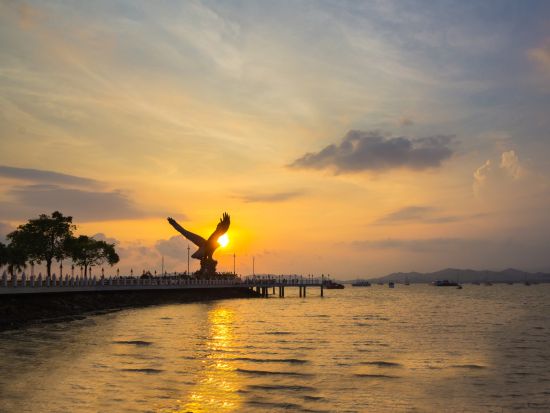 ローカルに人気のナイトマーケット散策ツアー＜夕食付／ランカウイ発＞