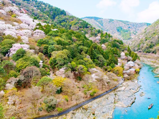 トロッコ列車と保津川下り バスツアー 並ばずスムーズに乗船＆乗車！嵐山散策も＜京都駅発／1日＞by おこしバス（京都定期観光バス）