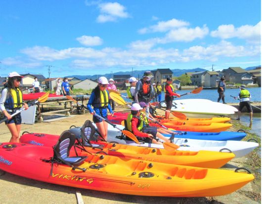佐渡島 カヤック・SUP体験 佐渡汽船両津から車で5分 日本百景の加茂湖で手軽に水上散策＜4～10月／午前または午後／かもこボートハウス集合＞