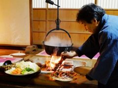 囲炉裏鍋はスタッフがサポートします