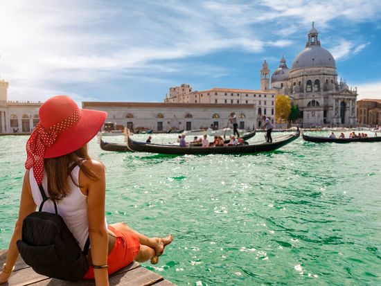 Italy_Venice_Canal Grande_Basilica Santa Maria della Salute_gondola_AdobeStock_172727399