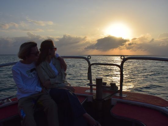サンセットクルーズ 真っ赤な個性派ボートでワクワク度UP！＜市街地送迎／石垣島発＞