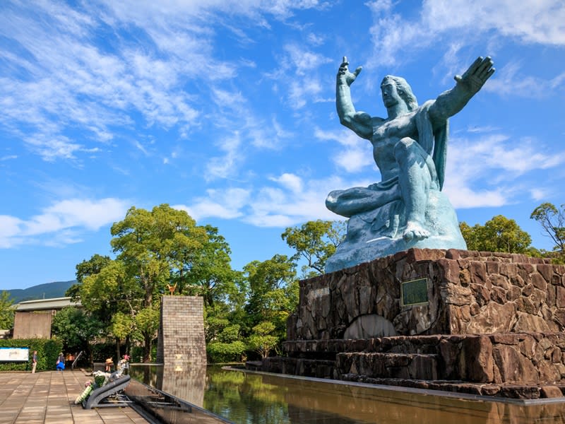 Japan_Nagasaki_Peace Statue_shutterstock_305594591